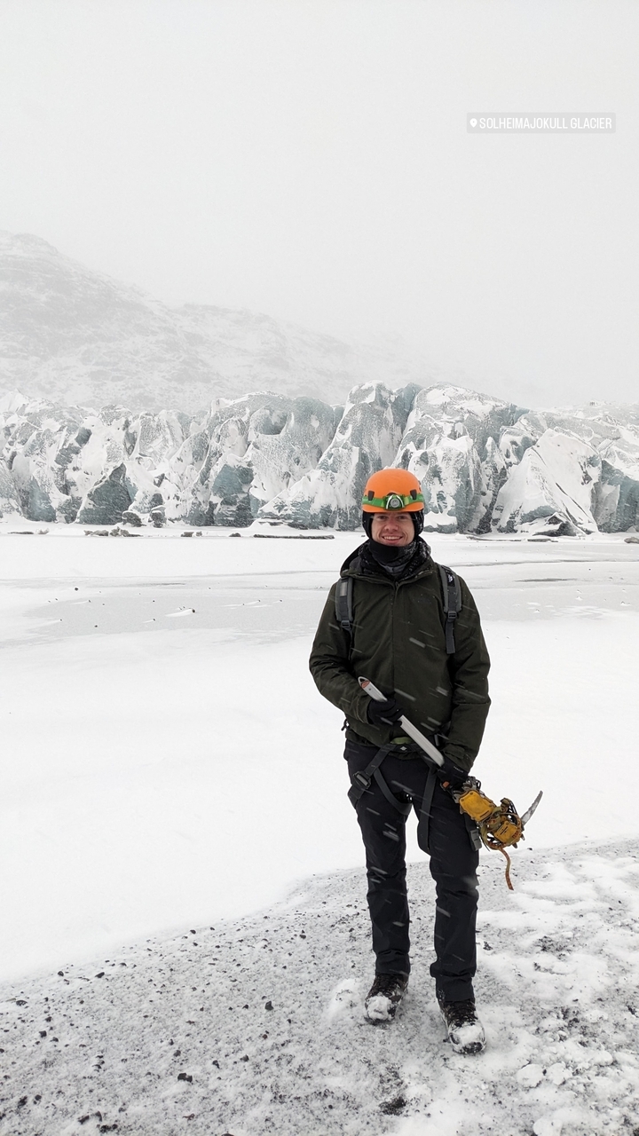 Personne en équipement de neige avec des glaciers en arrière-plan.