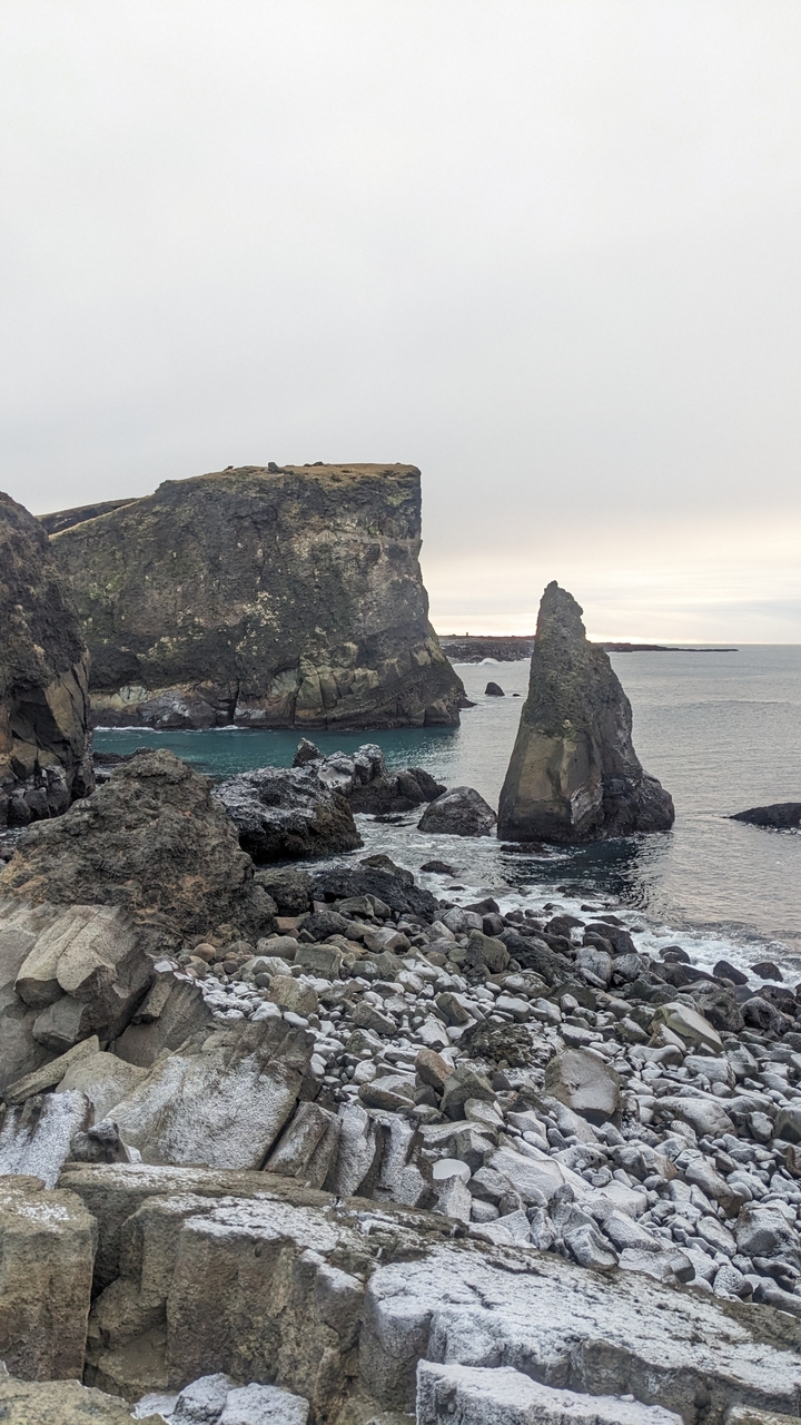 Falaises rocheuses avec un océan calme.