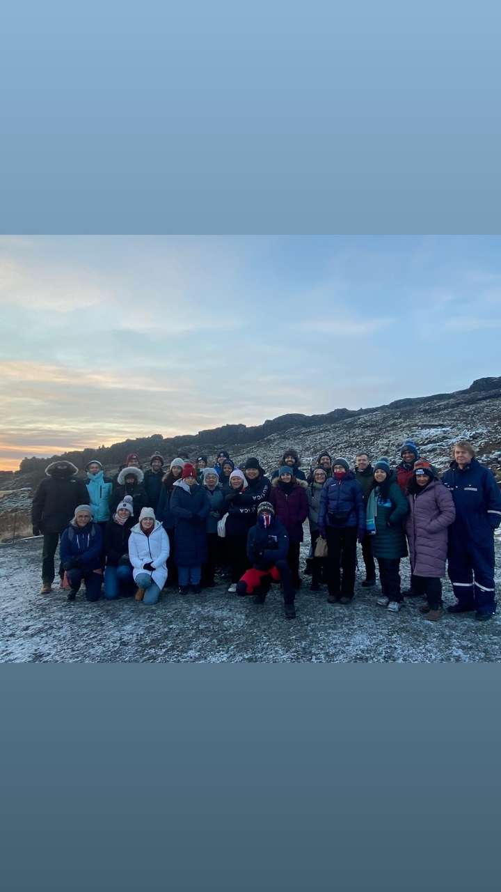 Un groupe de personnes posant dans un paysage enneigé.
