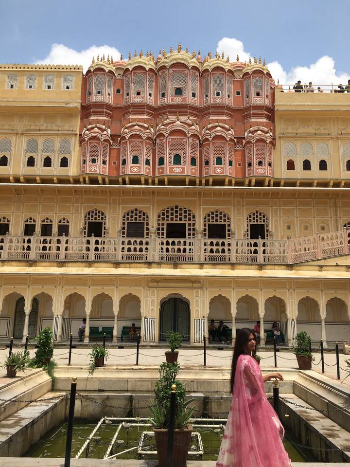 Personne devant le Hawa Mahal.