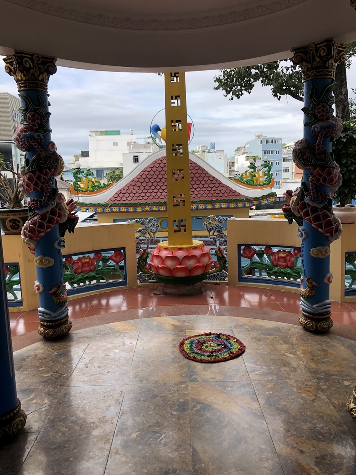 Temple orné avec des détails colorés et des sculptures.