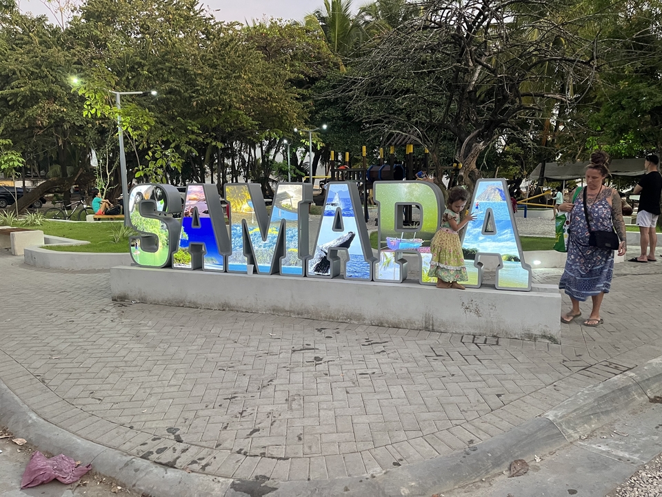 "Panneau décoratif de Samara avec des personnes qui interagissent autour."