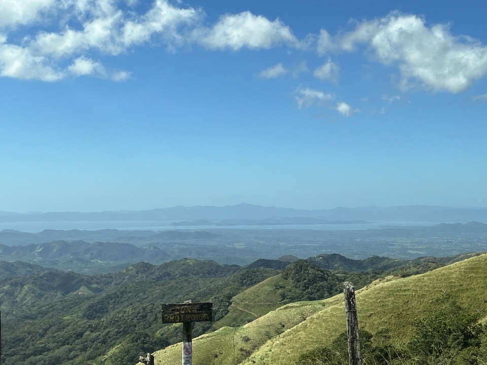 Vue panoramique des montagnes et de l'océan au loin.