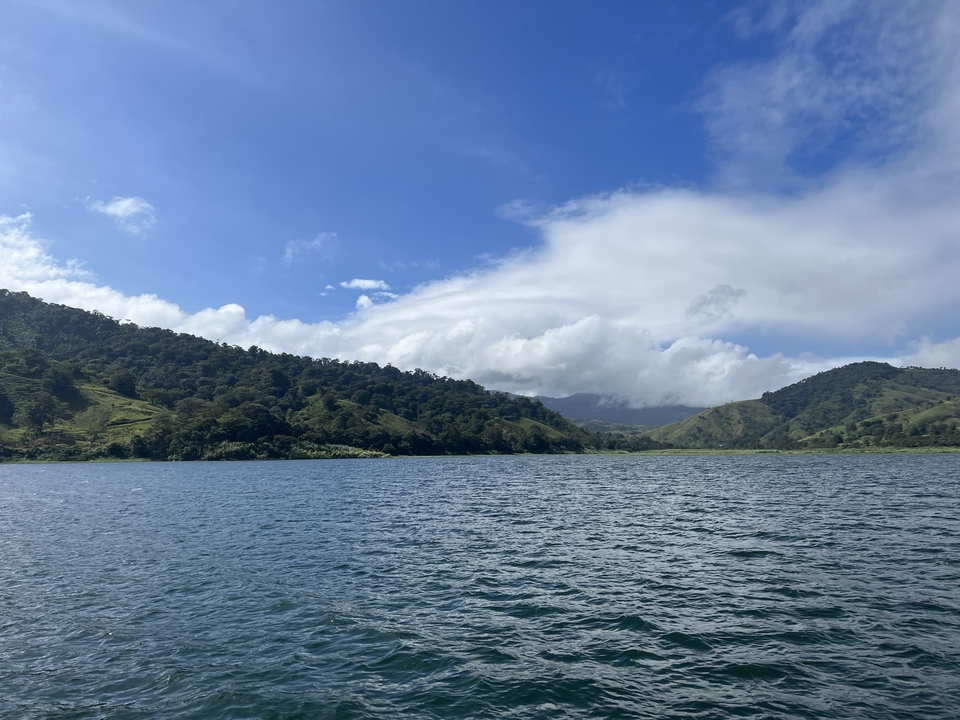 Paysage de montagne et de lac avec un ciel nuageux.