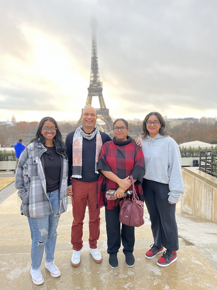 Famille posant devant la Tour Eiffel.
