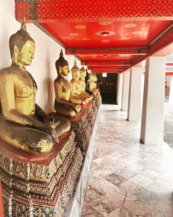 Rangée de statues dorées de Bouddha dans un temple