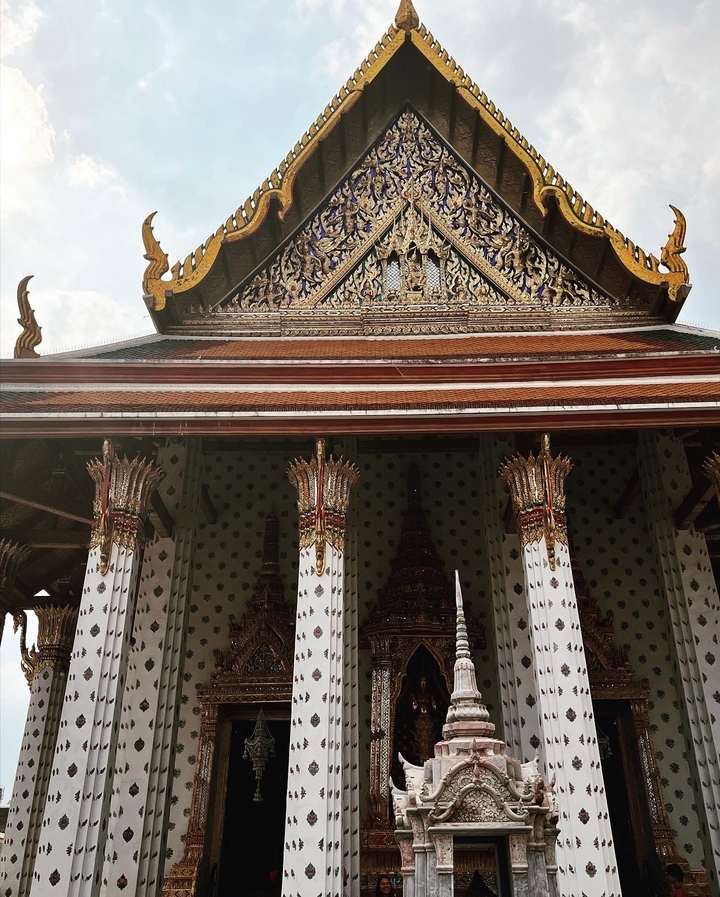 Toit orné et colonnes d'un temple thaïlandais
