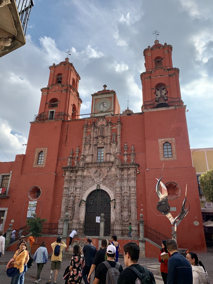 Vue de face d'une église de style colonial avec tours d'horloge.