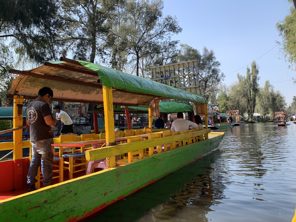 Bateaux traditionnels colorés sur un canal calme.