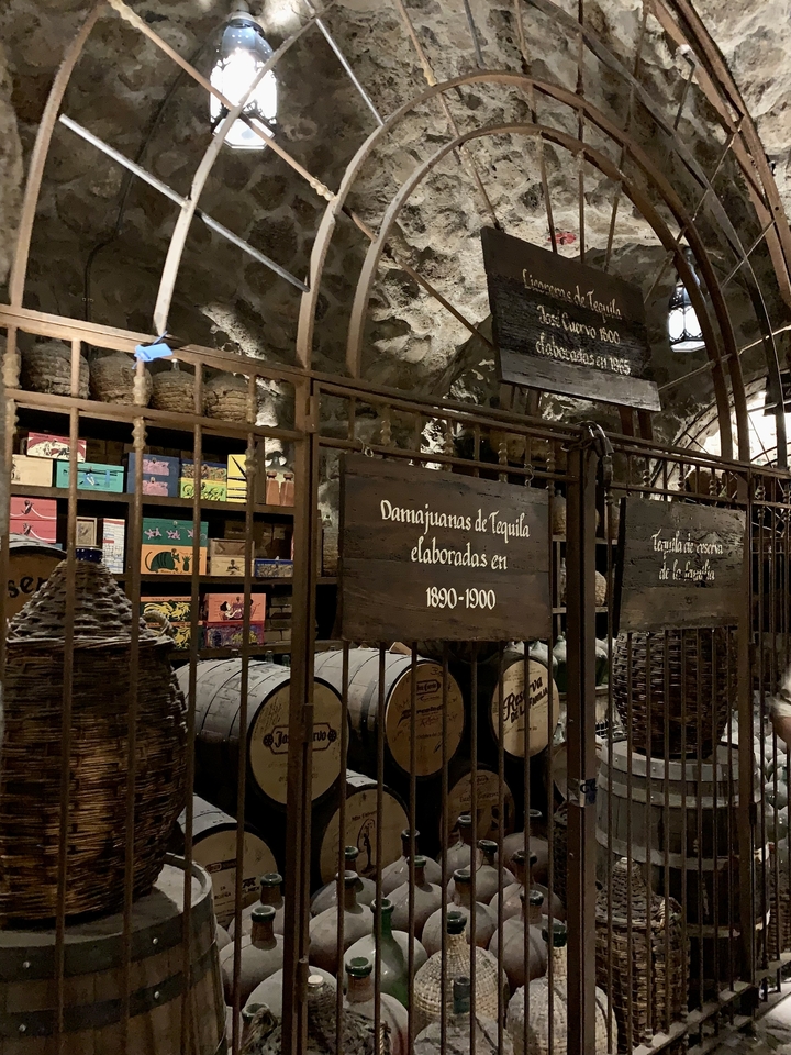 Intérieur d'un établissement viticole ou de tequila avec des tonneaux.