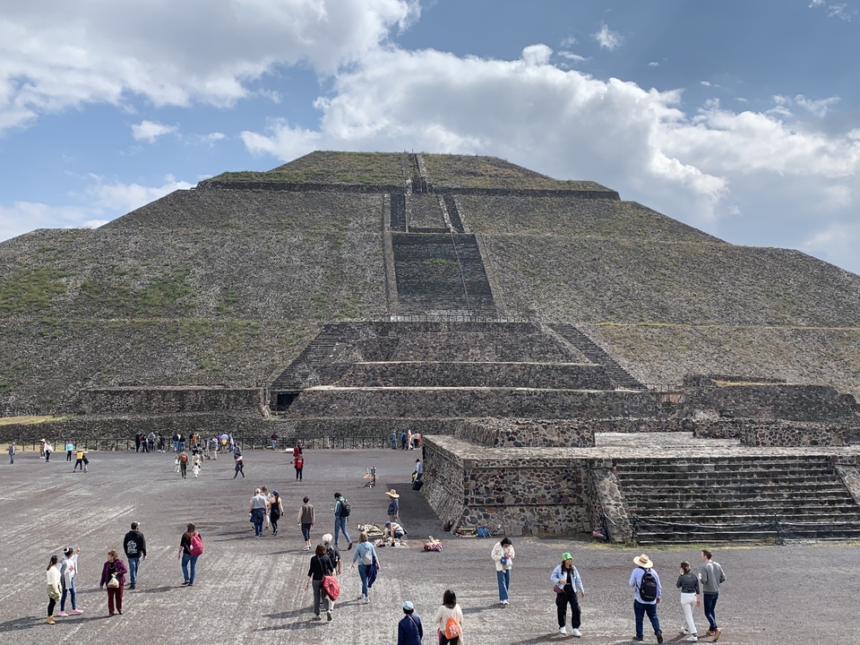 Vue panoramique de la Pyramide de Teotihuacan avec des visiteurs.