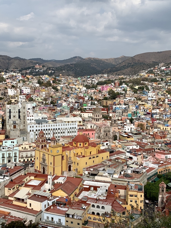 Toits colorés et structures grandioses dans un paysage urbain.