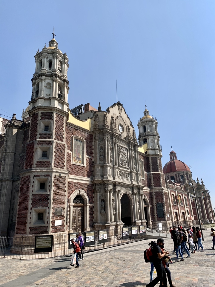 Façade de pierre historique aux détails complexes.