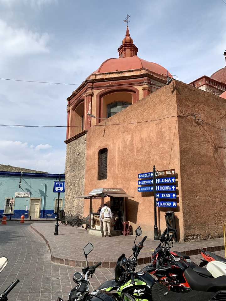 Bâtiment historique avec signalisation d'arrêt de bus.