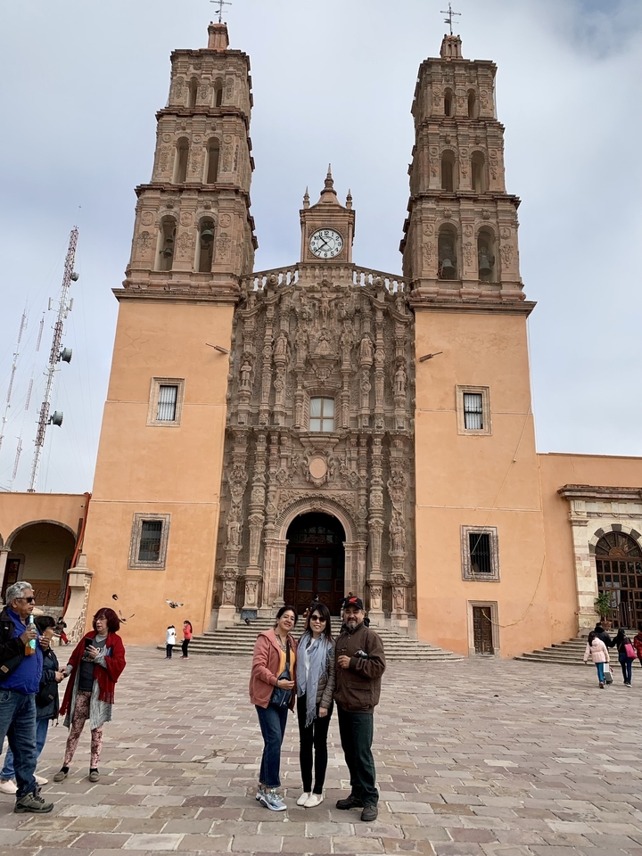 Façade ornée d'une église historique.