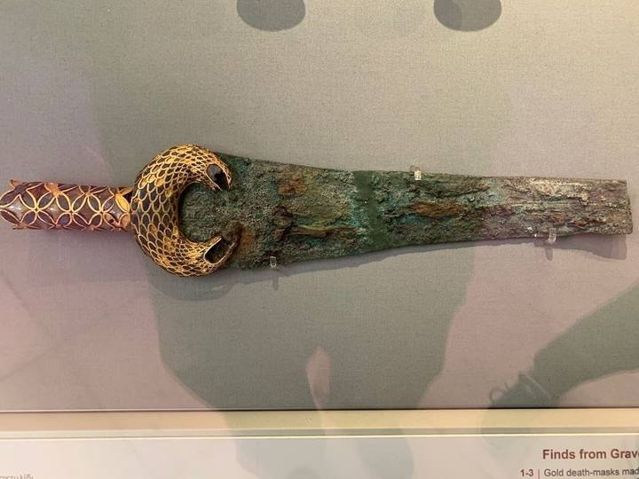 Ancien poignard avec manche orné en exposition