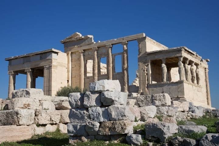 Ruines d'un temple grec antique sous un ciel bleu clair