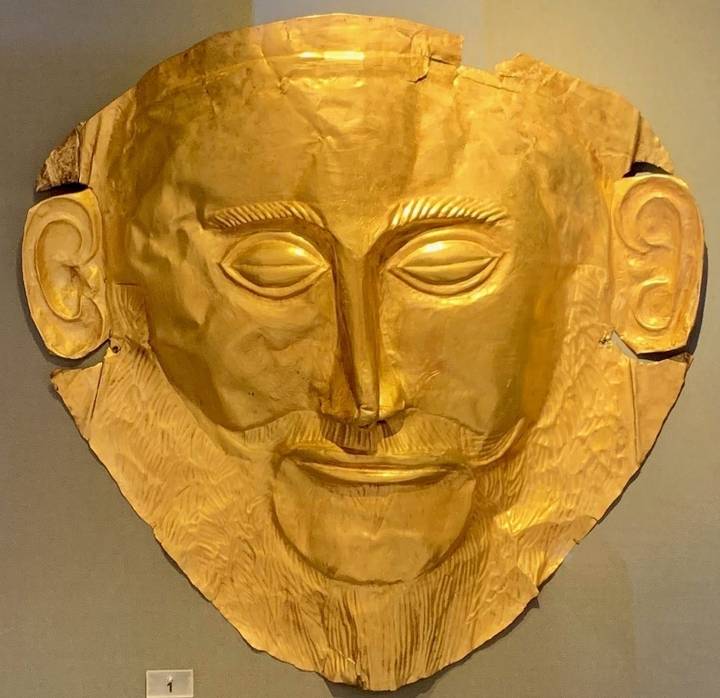 Masque funéraire doré exposé dans un musée