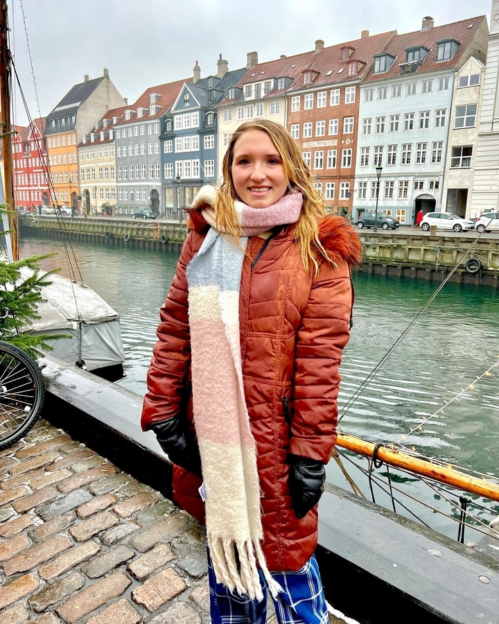 Personne debout devant un canal urbain coloré.