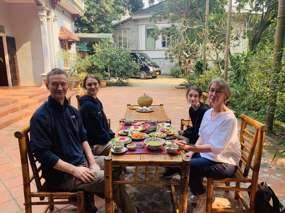 Une famille qui profite d'un repas en plein air dans une cour.