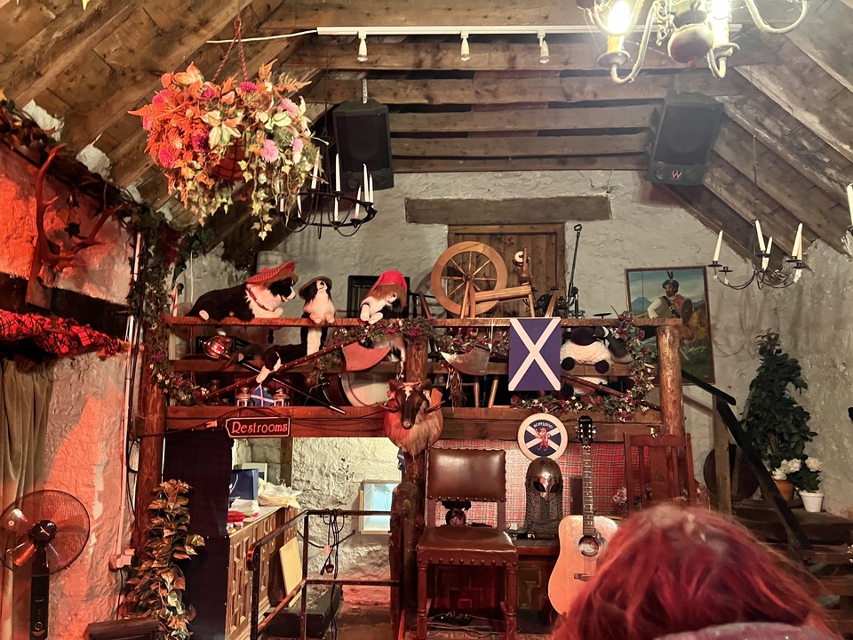 Intérieur douillet décoré d'objets à thème écossais.