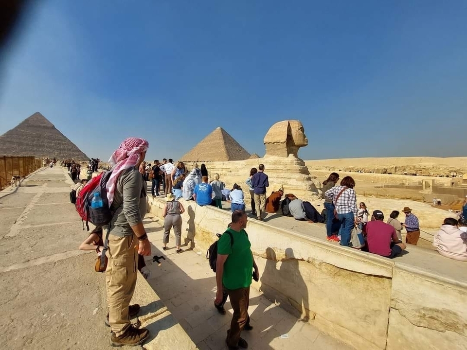 Sphinx et pyramides de Gizeh avec des touristes.
