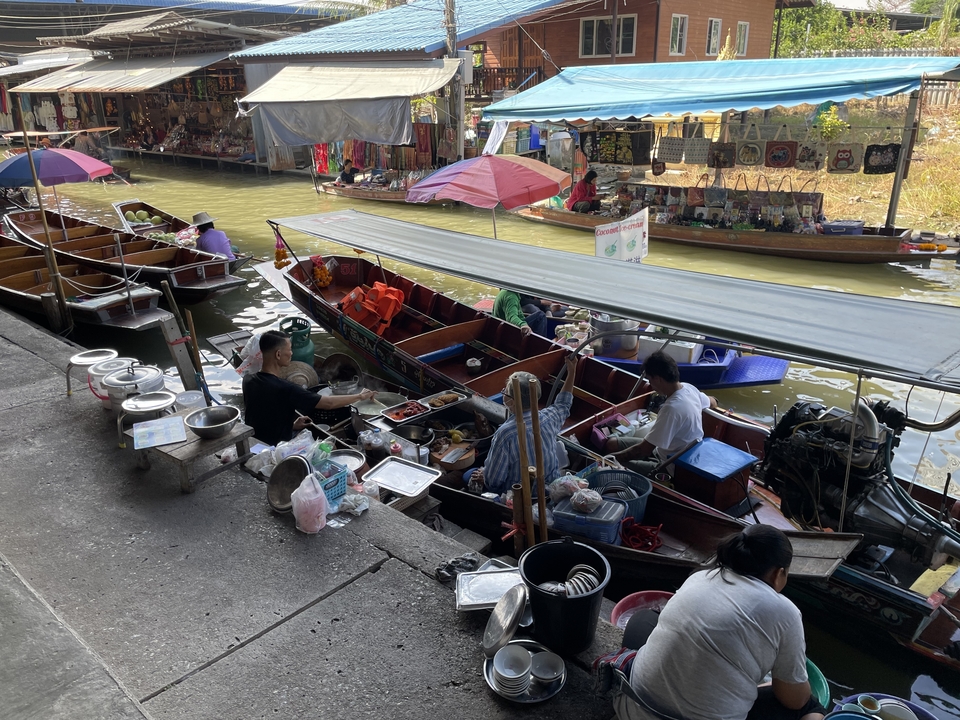 Bateaux alignés le long d'un canal sur un marché.