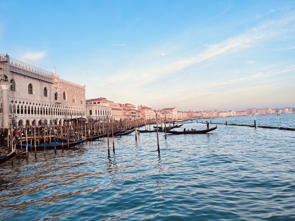 Vue du Grand Canal avec des gondoles et des bâtiments historiques.