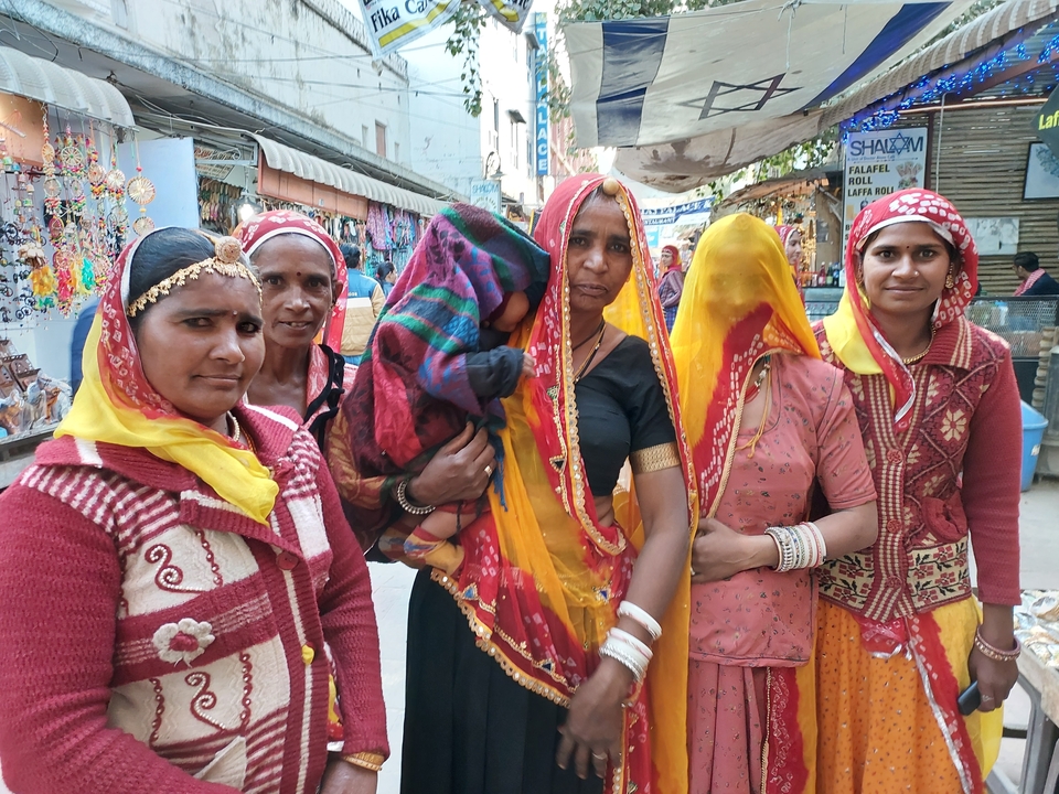 Groupe de femmes en tenue traditionnelle dans une zone de marché