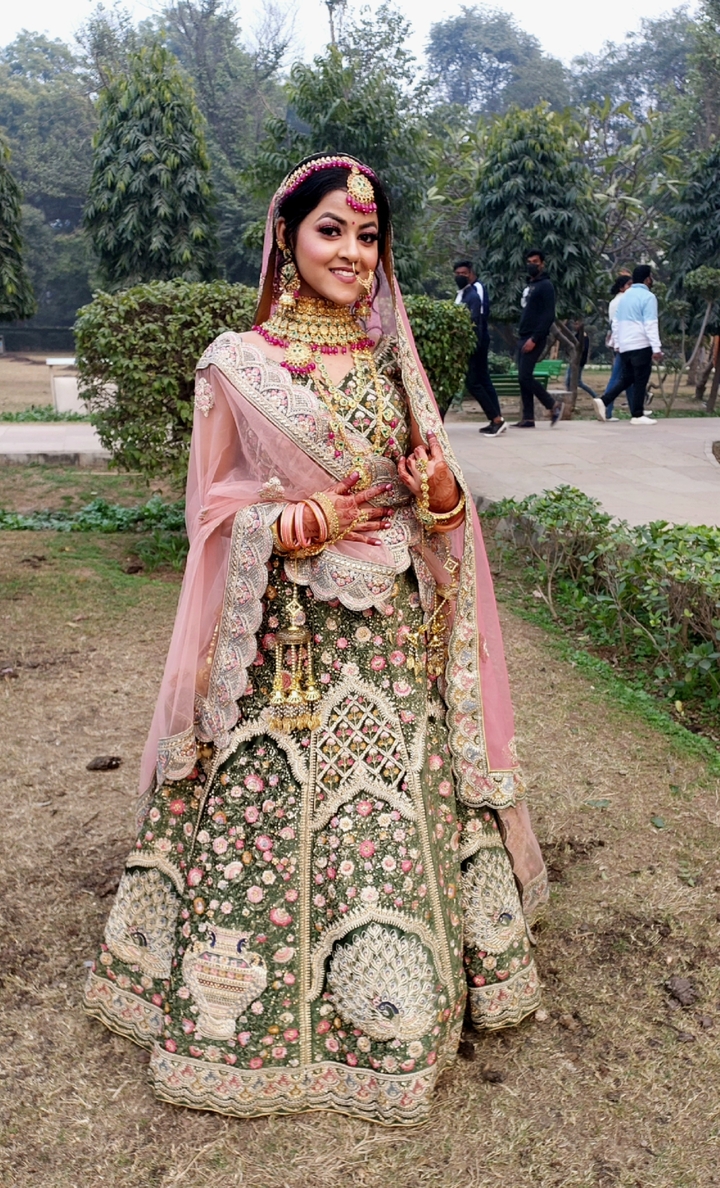 Personne en tenue de mariée indienne traditionnelle en extérieur