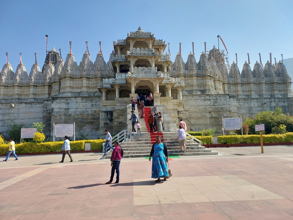 Visiteurs à l'entrée d'un grand temple