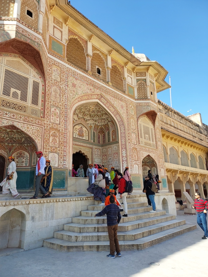 Personnes marchant devant un bâtiment historique d'architecture