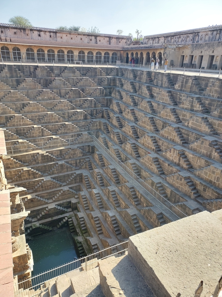 Structure de puits à degrés avec motifs géométriques