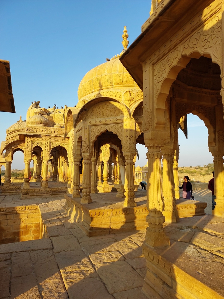 Structure ancienne en grès jaune avec des arches