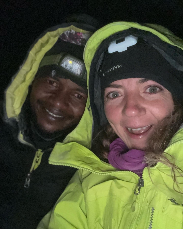 Selfie en gros plan de deux personnes en vêtements d'hiver.