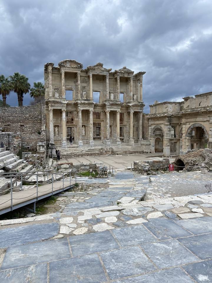Anciens bâtiments en ruines avec des colonnes détaillées.