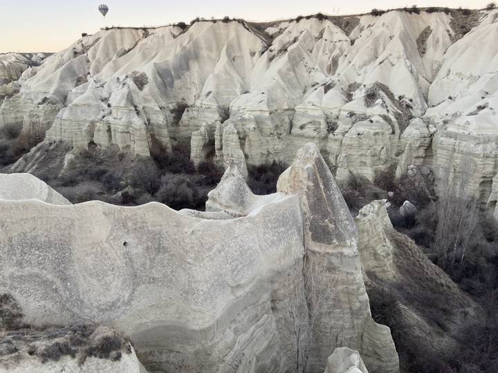 Formations rocheuses uniques dans un paysage aride.