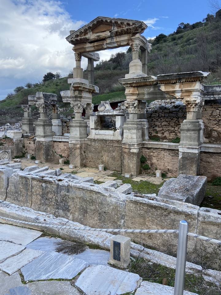 Ruines d'un site antique avec des colonnes et des murs de pierre.