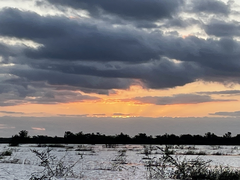 Coucher de soleil sur un plan d'eau avec des nuages