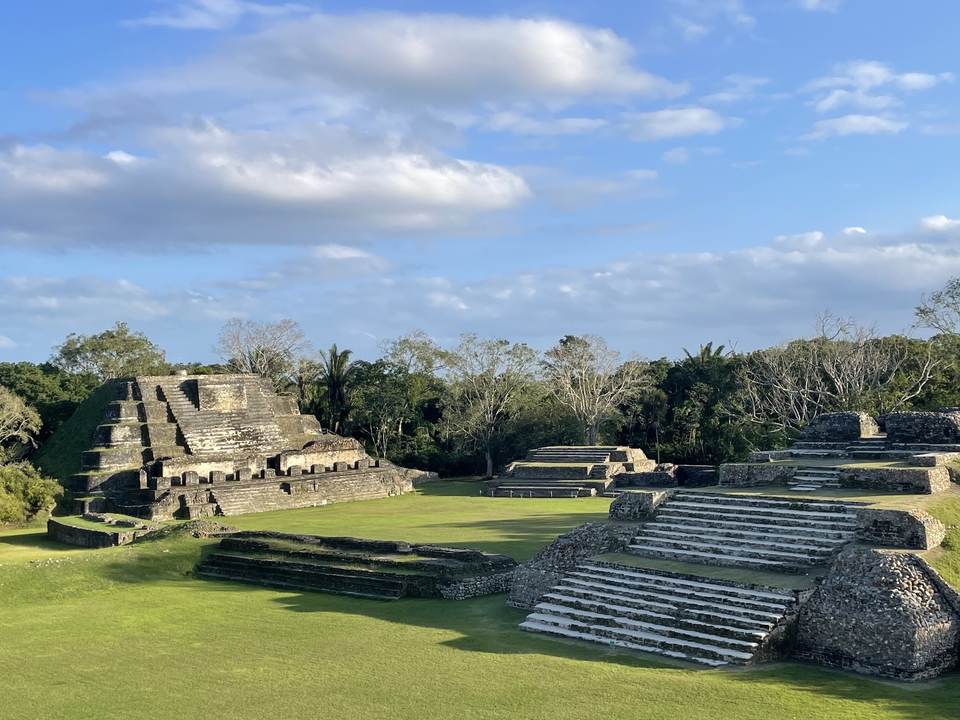 Anciennes ruines avec des structures de pyramides à degrés sous un ciel bleu dégagé