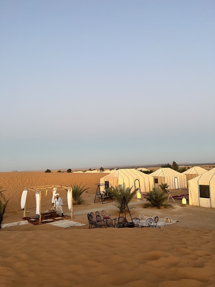Campement de luxe dans le désert avec des tentes au crépuscule