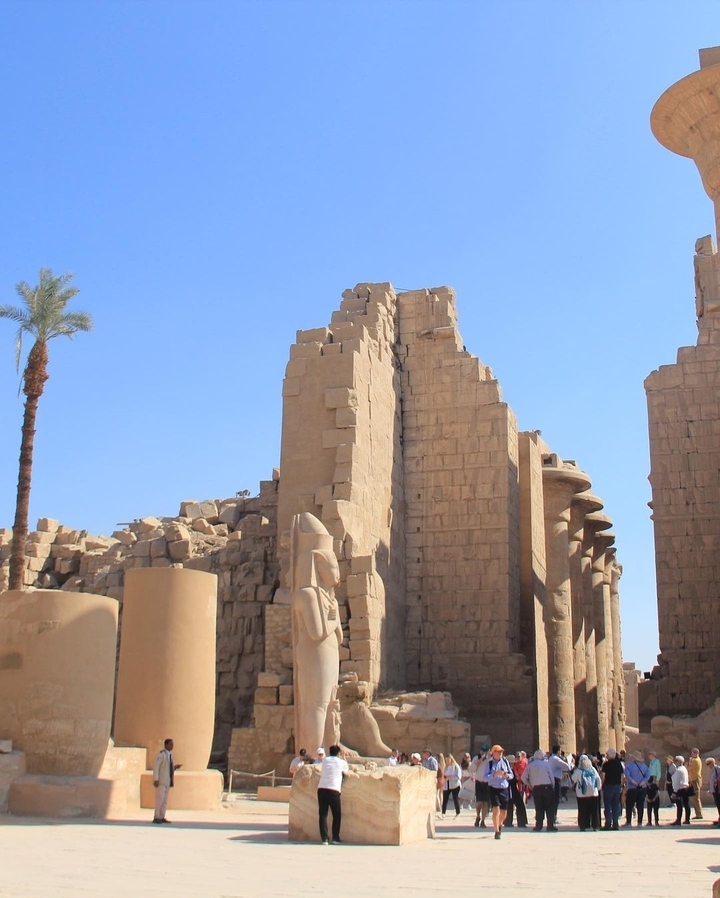 Ruines antiques avec ciel bleu.