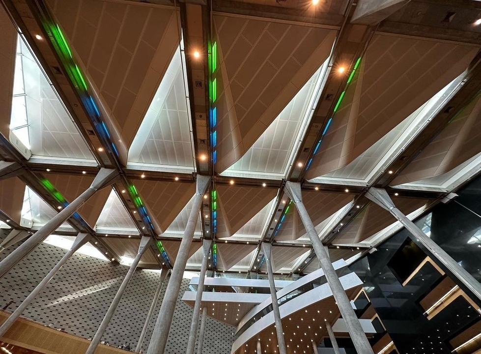 Intérieur de bâtiment moderne avec design triangulaire.