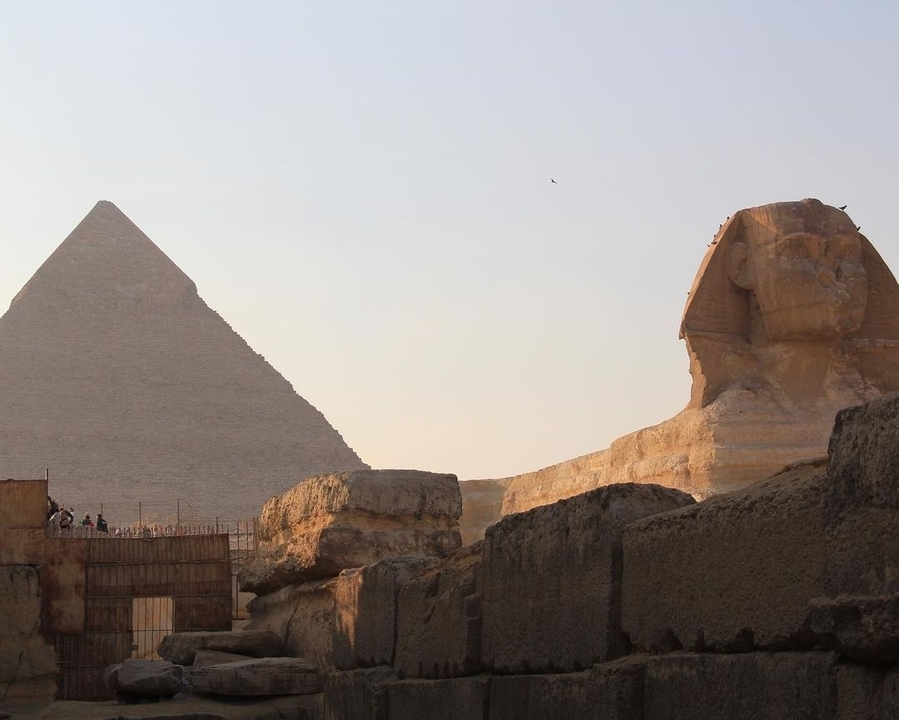 Grande Sphinx et Pyramide avec un ciel dégagé.