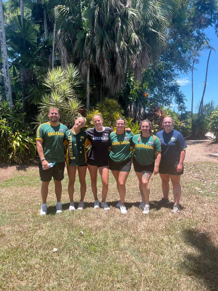 Groupe de personnes posant dans un jardin.