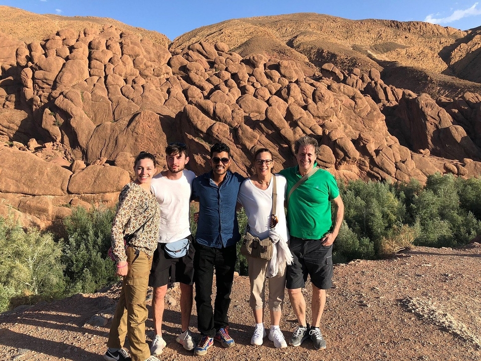 Eine Gruppe von sechs Personen, die vor felsigem Gelände posiert.