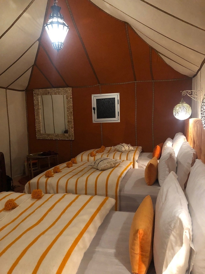 Komfortables Hotelzimmer mit eleganter Einrichtung und warmer Beleuchtung.