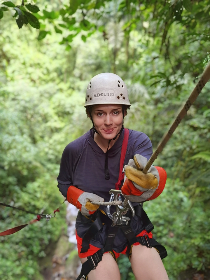 Personne prête pour la tyrolienne portant un équipement de sécurité.