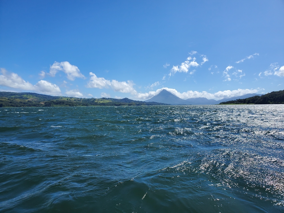 Lac avec vue sur la montagne sous un ciel bleu éclatant.