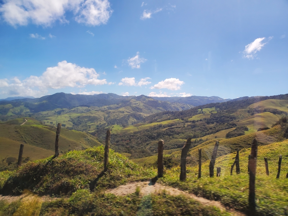 Paysage montagneux sous un ciel bleu vif.